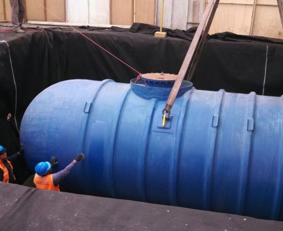 Los tanques de almacenamiento, reactores o enterrados fabricados íntegramente en PRFV, son especialmente diseñados para contener una gran variedad de fluidos altamente corrosivos.